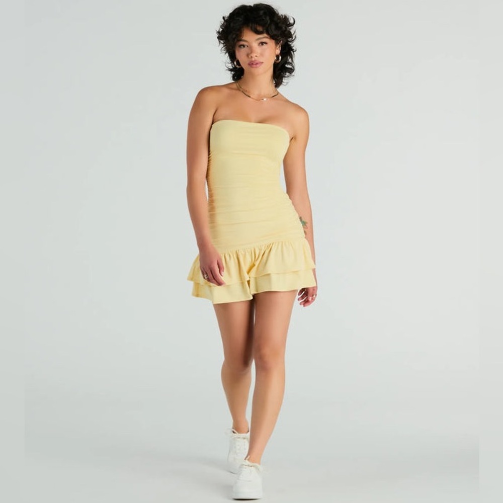 Yellow strapless dress